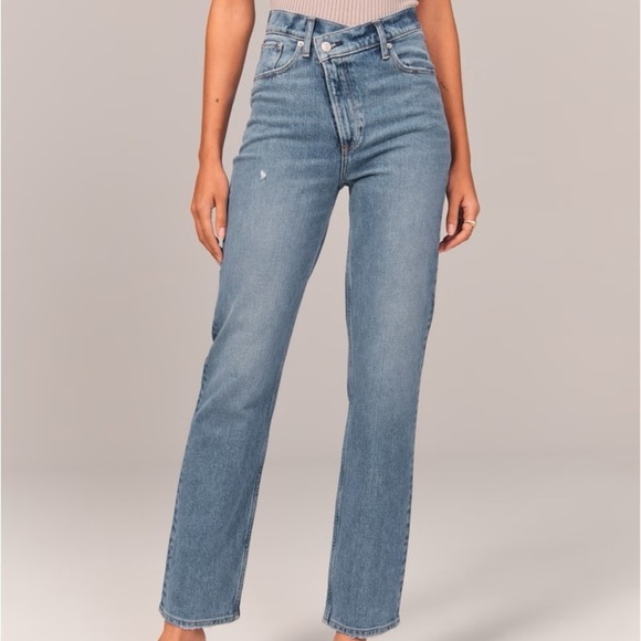 Abercrombie & Fitch Ultra High Rise 90’s Straight Jean - Picture 1 of 8